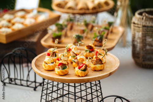 Foto Closeup on banquet profetrole bruschetta appetizers