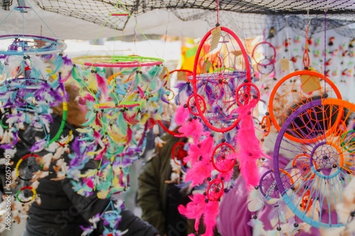 Atrapasueños coloridos en un mercado callejero para la venta. Objetos colgados en los puestos expuestos para la venta en el rastro de Madrid, España. photo