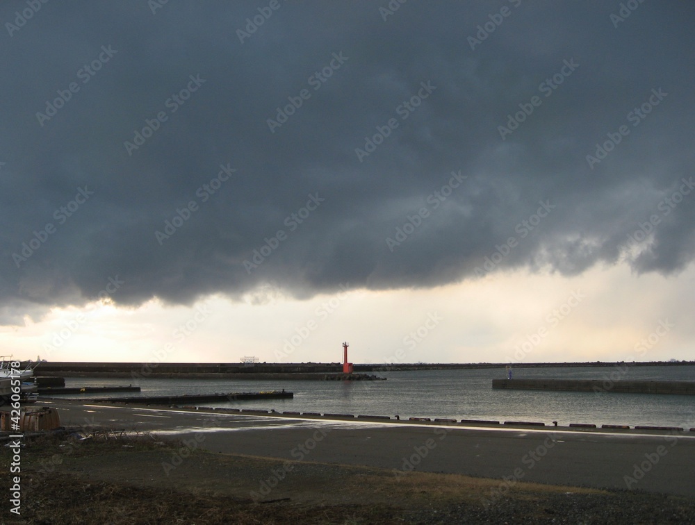 曇り空の防波堤