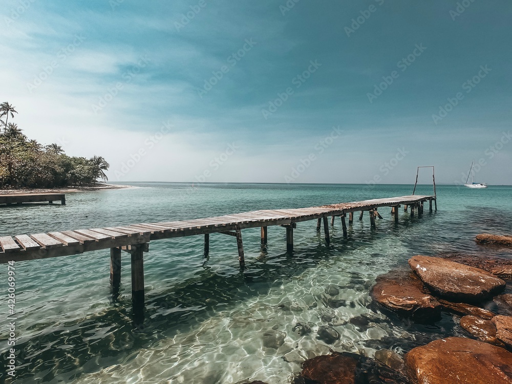 Fototapeta premium pier in the sea