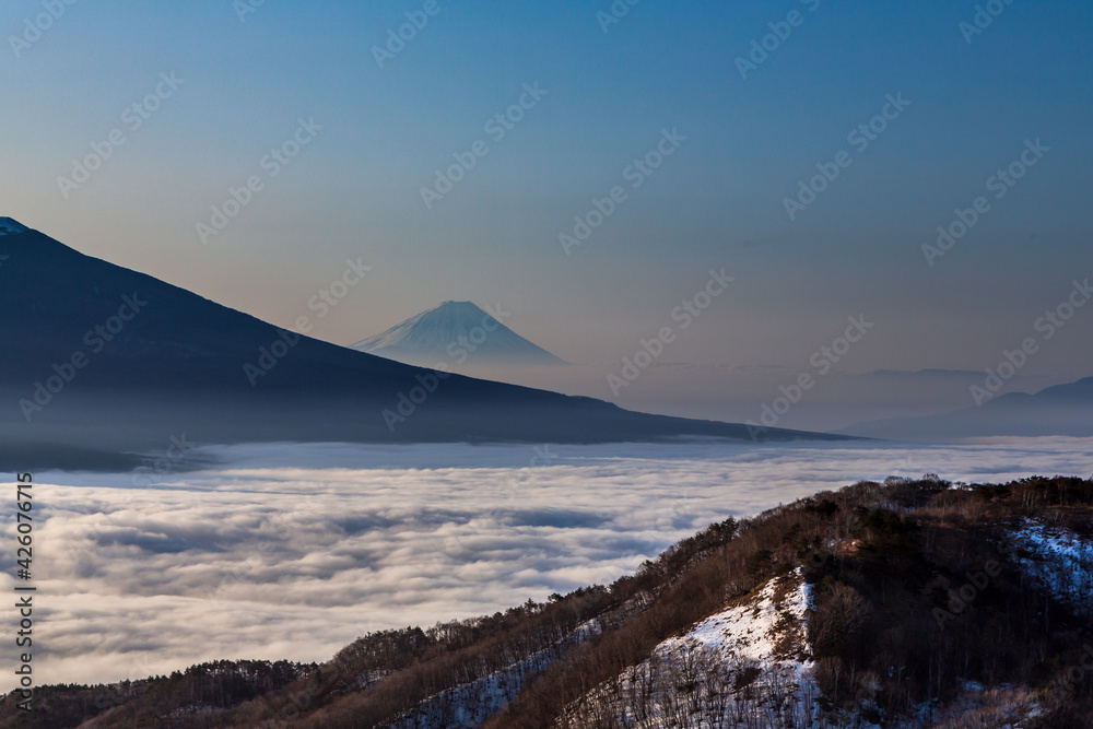 霧ヶ峰高原から雲海に浮かぶ朝の富士山
