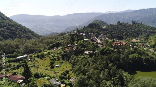 Village de Yuksom dans l'état du Sikkim en Inde vue du ciel photo