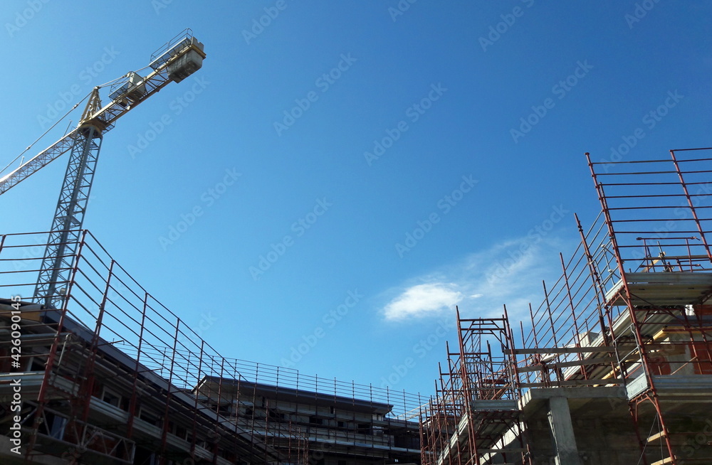 Lavori in corso nel cantiere edile in primavera