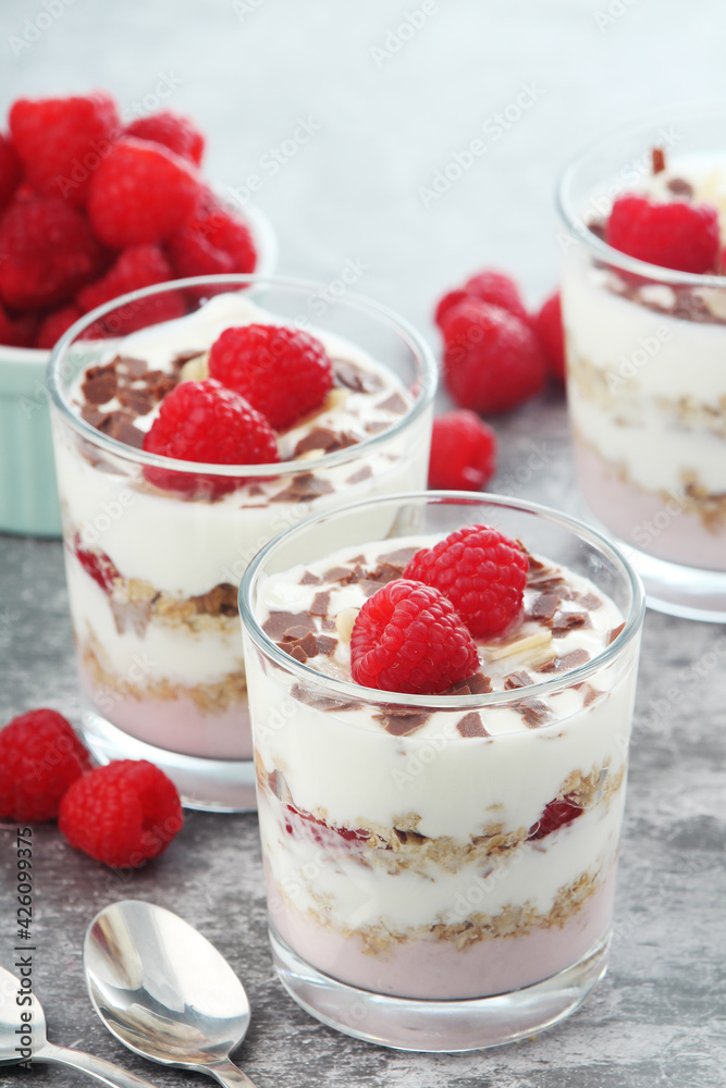 Granola with yogurt trifles with raspberry Granola with yogurt trifles with raspberry