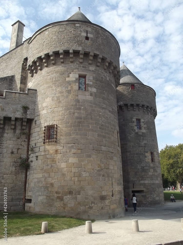 Das Tor St. Michel in der Stadtmauer der  „Salzstadt