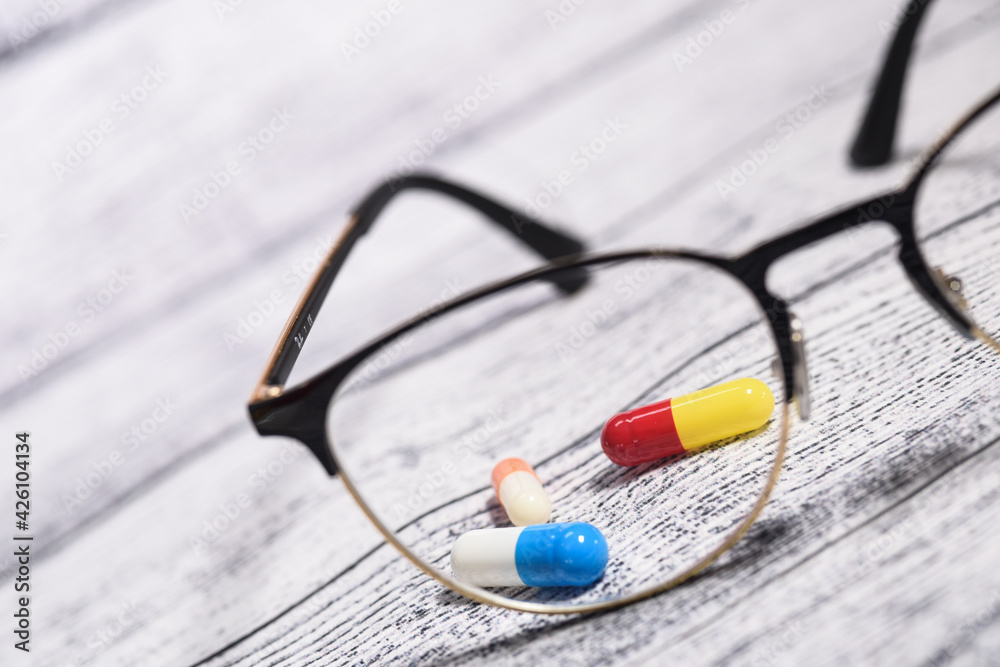 medicaments remède pharmaceutique gelules medecine recherche lunette vue  Stock Photo | Adobe Stock