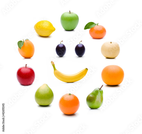 Fototapeta Naklejka Na Ścianę i Meble -  Verschiedene Früchte in einem Kreis auf weissem Hintergrund