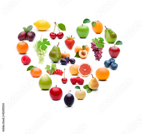 Verschiedene Früchte in Herzform auf weissem Hintergrund