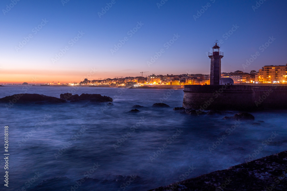 Felgueiras Leuchtturm in Porto zur blauen Stunde