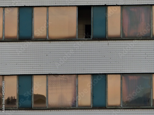 Fassade alter leerstehneder DDR-Plattenbau mit verspiegelten Fenstern