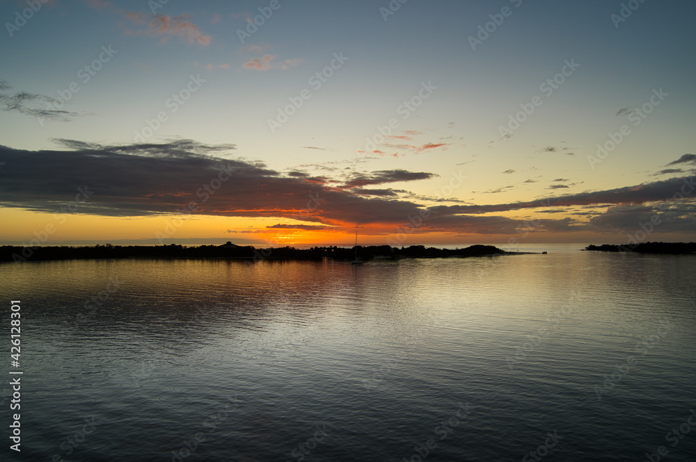 Traumhafter Sonnenuntergang  und im Hintergrund das Meer, perfekter Urlaubstag und pure Romantik