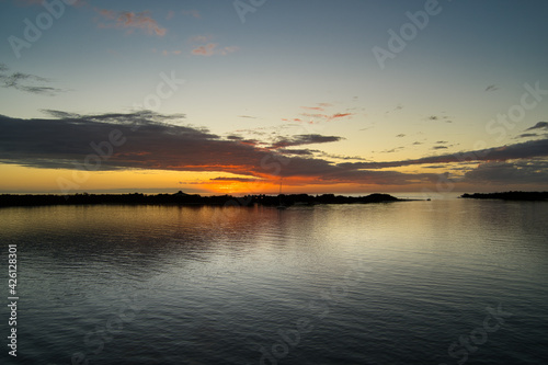 Traumhafter Sonnenuntergang und im Hintergrund das Meer, perfekter Urlaubstag und pure Romantik