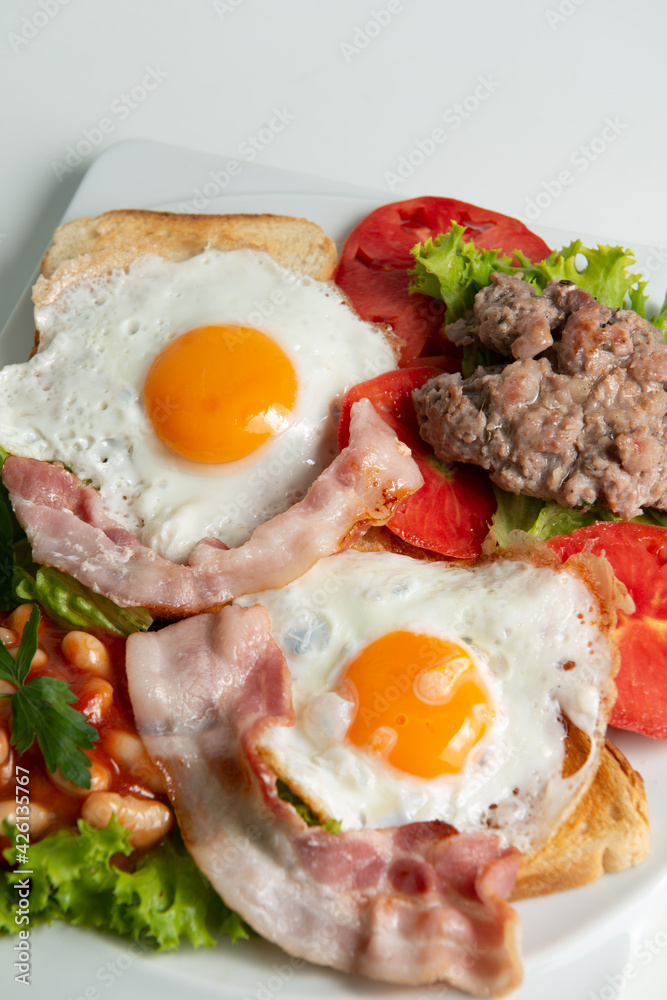 Colazione Americana con Uova, Salsiccia e Bacon Colazione Americana con Uova, Salsiccia e Bacon
