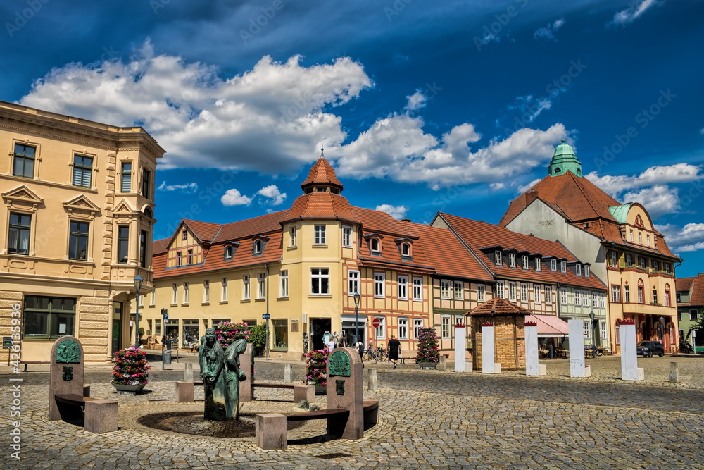 kyritz, deutschland - marktplatz mit brunnen und alter post im hintergrund