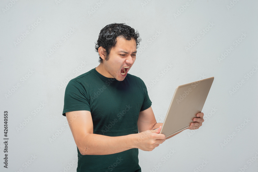 joven hispano mexicano de cabello chino con laptop joven hispano mexicano de cabello chino con laptop