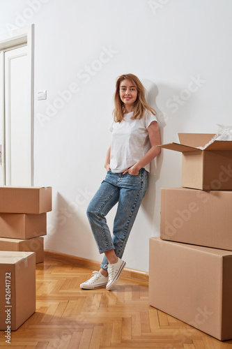 Young woman moving to a new apartment © goir