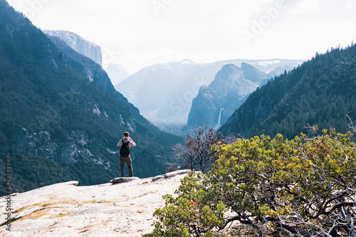 Man taking pictures in Yosemite National park © Diana Vyshniakova