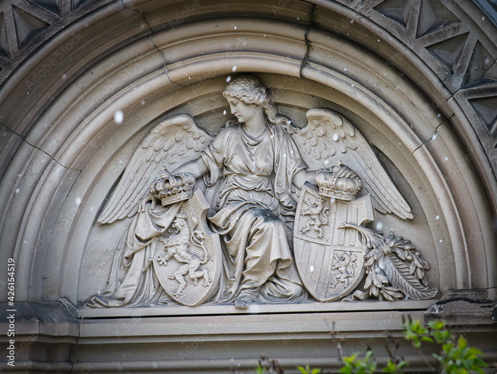 Wappen mit Engel an einem Mausoleum