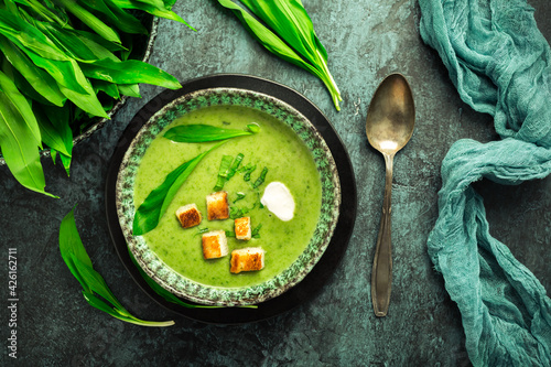 Obraz na płótnie Bear leek soup or ramson soup with crouton, sour cream and turkey skewer