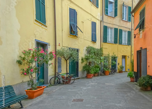 Rue fleurie en Italie avec maisons colorées. © ODIN Daniel