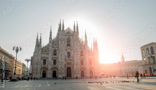 Fotografiet milan cathedral at dawn