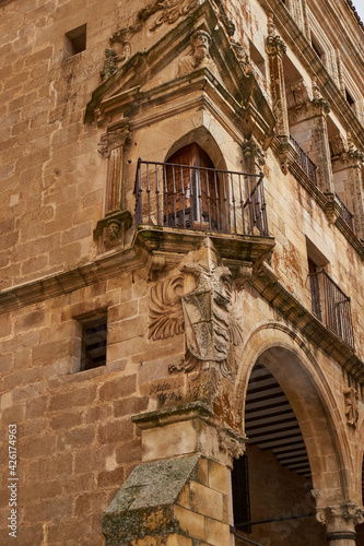 Shield and corner balcony in the palace of the Dukes of San Carlos in the Plaza Mayor of Trujillo (Cáceres) © Ricardo Algár