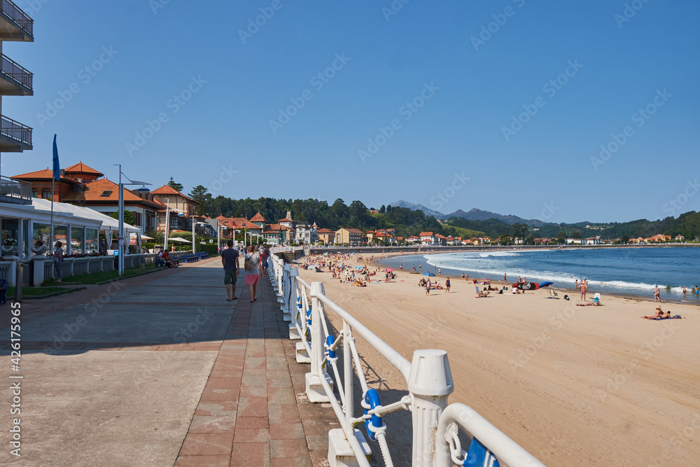 Obraz premium View of the extensive Santa Marina beach in the Asturian town of Ribadesella (Ribeseya)