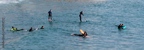 Surfistas en la costa Brava en un dia de primavera