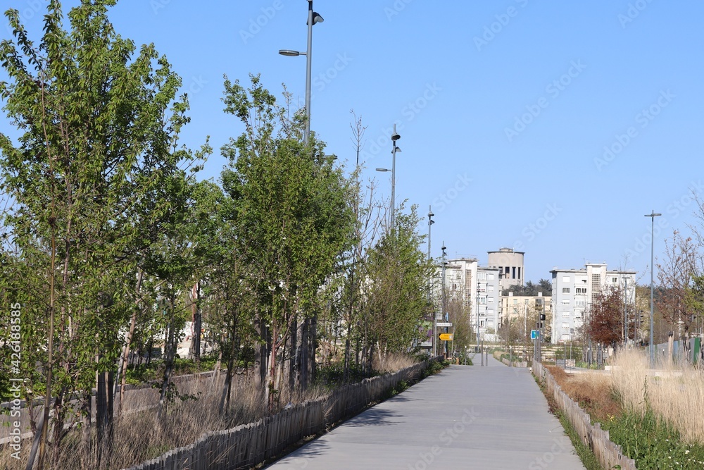 Voie piétonne, promenade piétonne dans le quartier Grand Parilly, ville de Vénissieux, département du Rhône, France