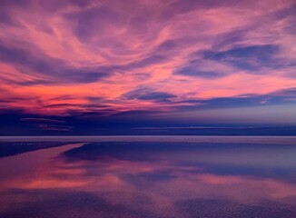 Ingelijste posters Meisjeskamer Paarse zonsondergang boven spiegelende zee  © OLENA LIALINA