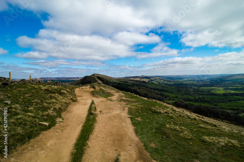 A trip along the mountain range in the Peak District, from Mam Tor to Losehill Pike Wards Piece © Marcin