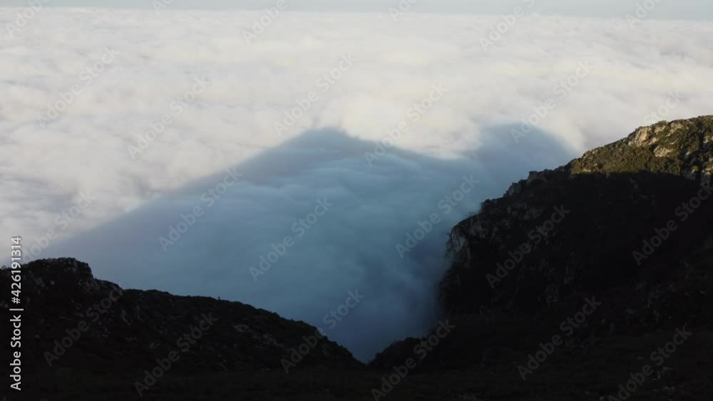 Imágenes del mar de nubes situado frente a la costa mediterránea. Video tomado con drone en 4k Imágenes del mar de nubes situado frente a la costa mediterránea. Video tomado con drone en 4k
