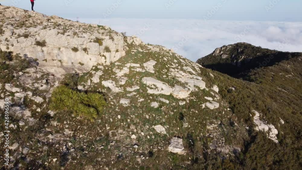 Vista del mar de nubes entre las montañas desde un drone. Macizo del Mondúver (Valencia - España) Vista del mar de nubes entre las montañas desde un drone. Macizo del Mondúver (Valencia - España)