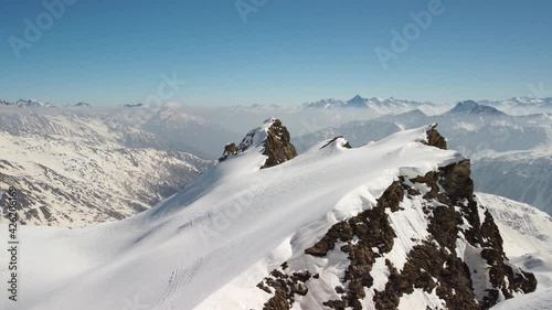 Sorvolo cresta innevata e apertura su valle d'Aosta