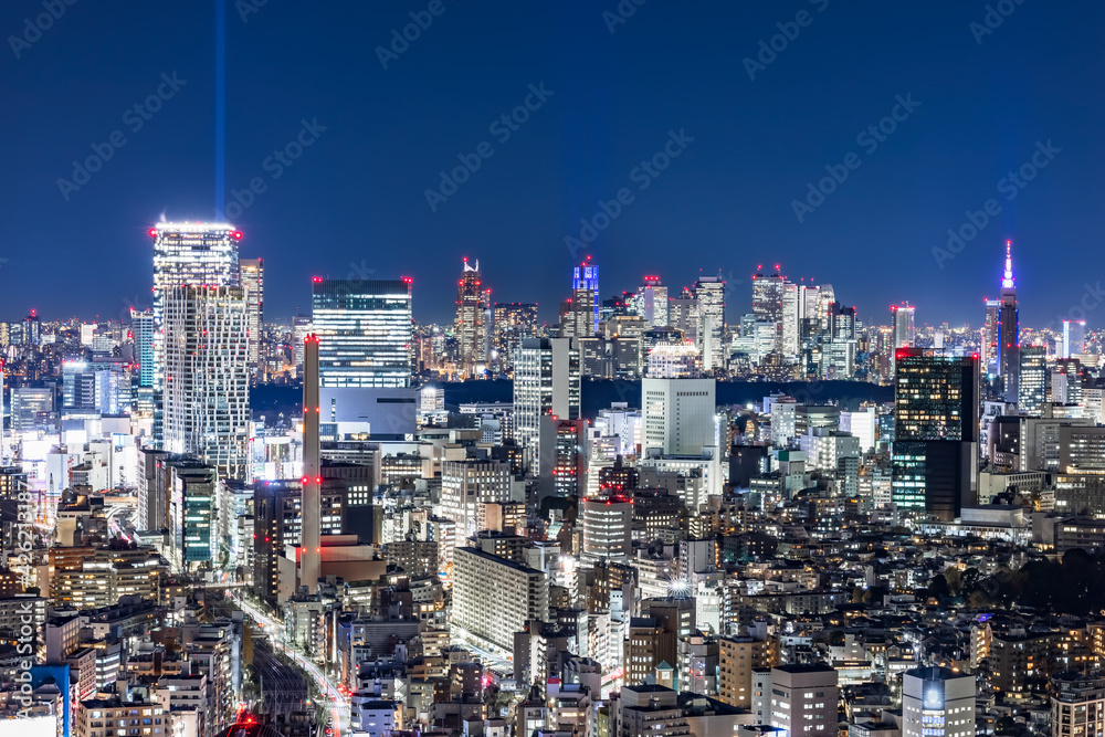 高層ビルが立ち並ぶ都会の夜景