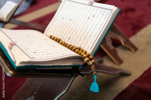 Billede på lærred The holy book of the Koran on the stand