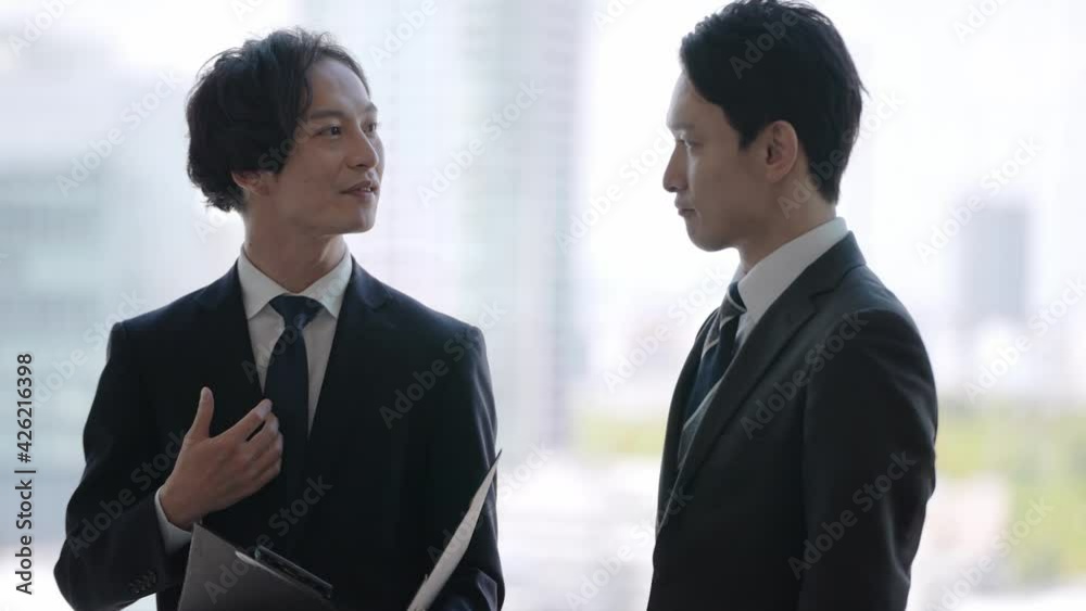 立ち話をするビジネスマン