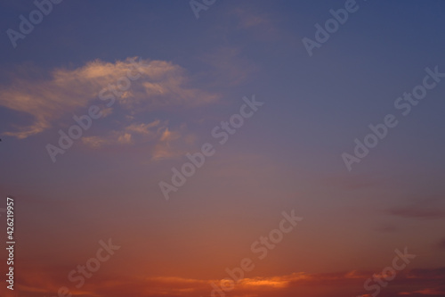明け方の空。日の出と共にオレンジ色に染まる。 © 宮岸孝守