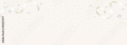 ダマスク風の模様　横長のアイボリー背景