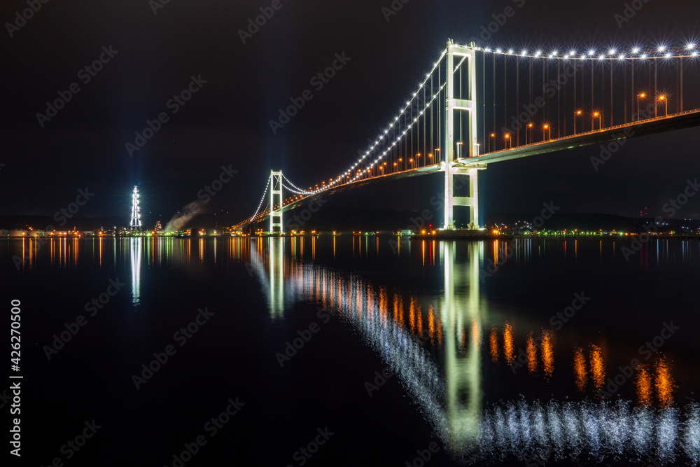 Fototapeta premium 室蘭市 白鳥大橋と工場夜景 