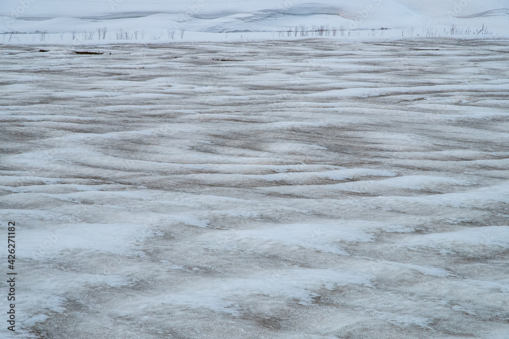 冬の北海道 融雪剤が撒かれた畑の風景
