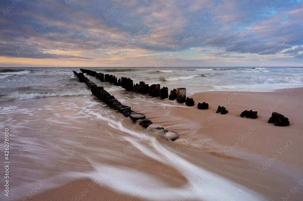 Morze Bałtyckie, falochron na plaży w Kołobrzegu, Polska.