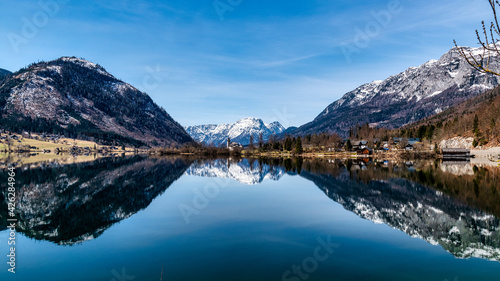 Fototapeta Naklejka Na Ścianę i Meble -  Peaceful Lake Grundlsee With Alps Reflecting in Lake, Styria in Austria, Springtime in Salzkammergut