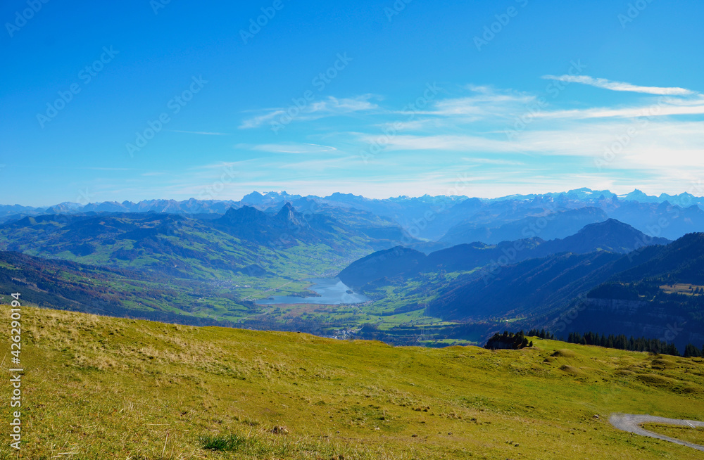 Lauerzersee von der Rigi in der Zentralschweiz aus gesehen.