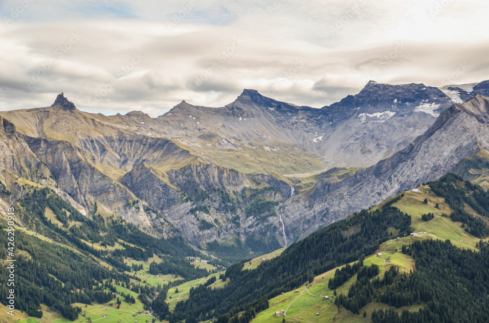 Fototapeta premium Bergpanorama rund um Adelboden im Berner Oberland