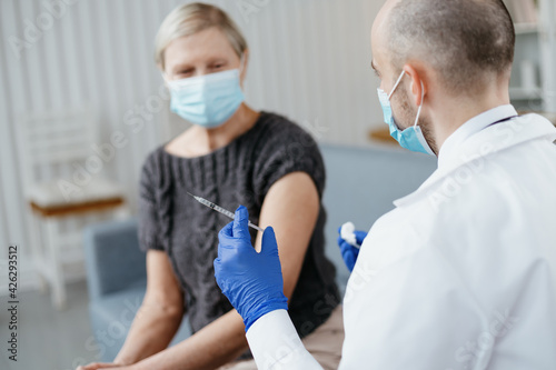 experienced doctor is preparing to vaccinate a patient.