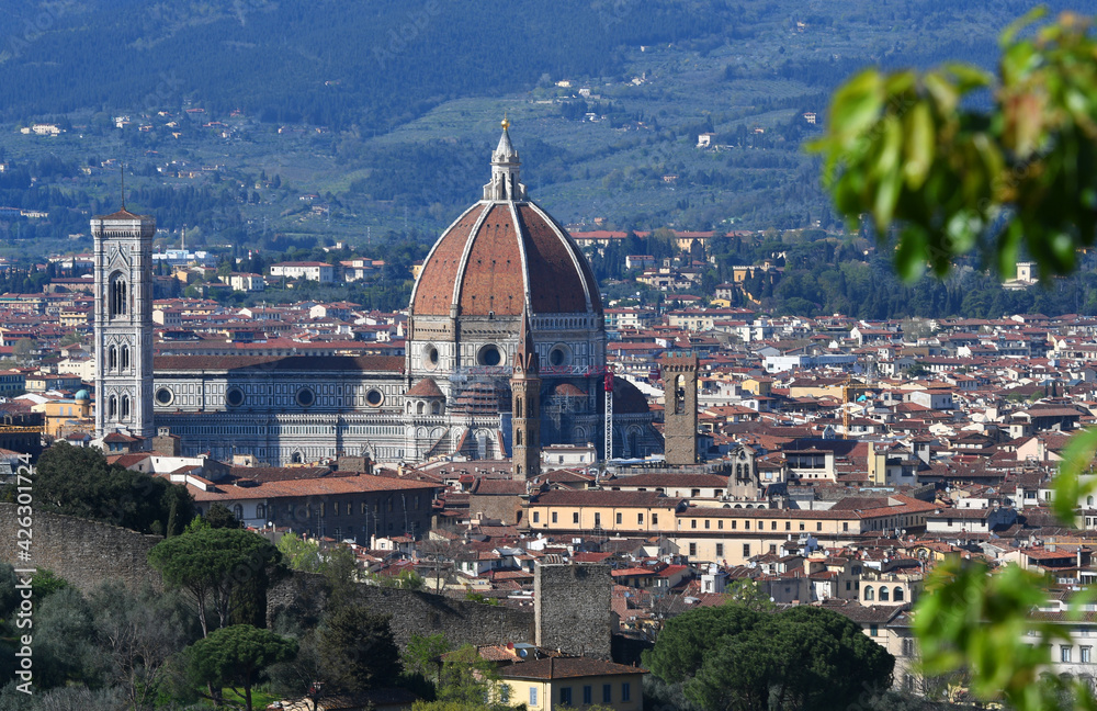 Fototapeta premium Beautiful view of the Cathedral of Santa Maria del Fiore in Florence in spring. Italy