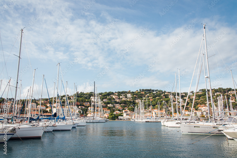 Un port de bateaux de plaisance. Le port de Saint-Mandrier-sur-Mer. Un port dans le sud. Une marina de la Côte-d'Azur. Une darse. 