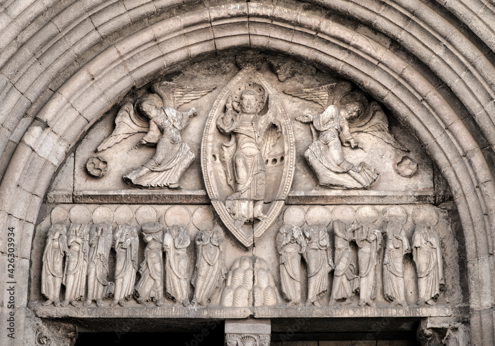 Linteau roman de l'église de Mauriac, Cantal, France