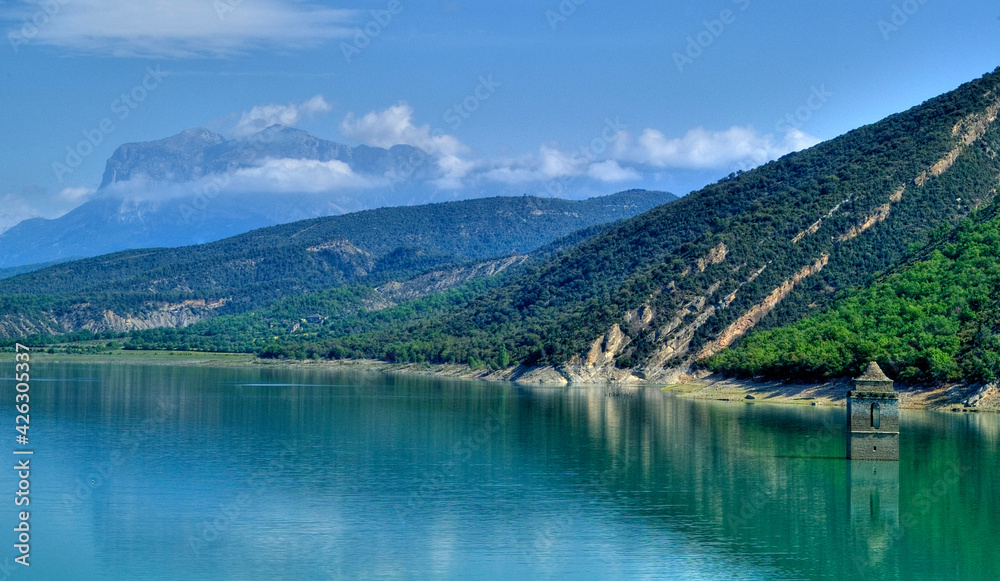 Lac de barrage de Mediano sur la rivière Cinca en Aragon, Espagne